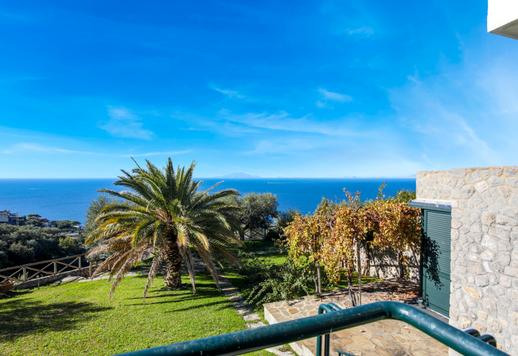 Straordinaria villa fronte mare con piscina panoramica e vista mozzafiato in vendita nel Golfo di Napoli Image 4