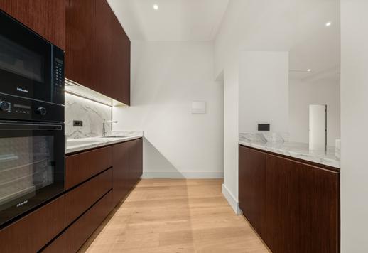 Exklusiv lyxlägenhet i historisk byggnad till salu några steg från Via Tornabuoni och floden Arno Image 5