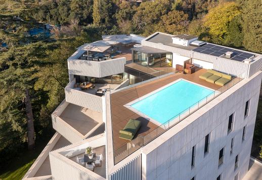 Exkluzív közösségi szolgáltatásokkal, tetőtéri terasszal, fűtött medencével és kilátással a lombos Monte Mario területére rendelkező birtok Image 2