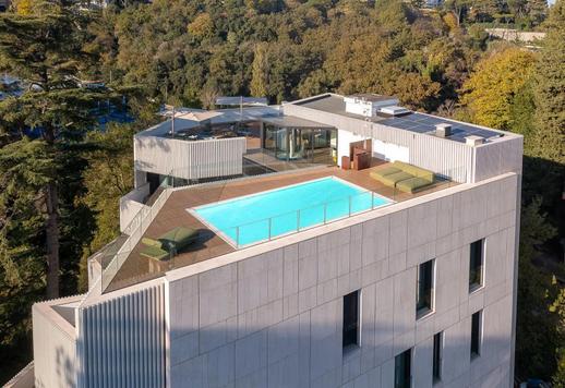 Exkluzív közösségi szolgáltatásokkal, tetőtéri terasszal, fűtött medencével és kilátással a lombos Monte Mario területére rendelkező birtok Image 1