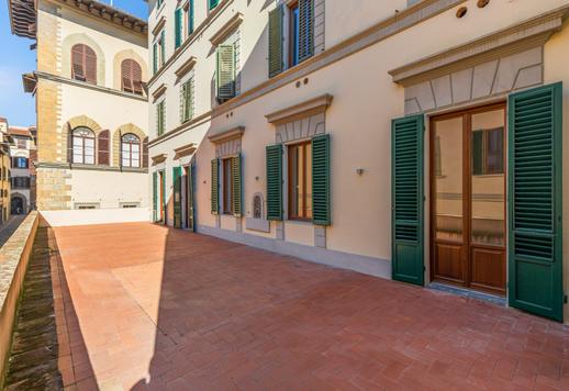 Elegantiška rezidencija istorinio pastato pirmame aukšte su freskomis ištapytomis lubomis ir panoraminiais vaizdais Image 2