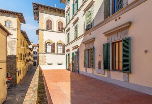 Elegantiška rezidencija istorinio pastato pirmame aukšte su freskomis ištapytomis lubomis ir panoraminiais vaizdais Image 1