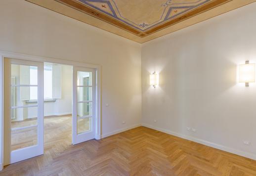 Elegantiška rezidencija istorinio pastato pirmame aukšte su freskomis ištapytomis lubomis ir panoraminiais vaizdais Image 5