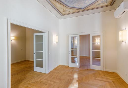 Elegantiška rezidencija istorinio pastato pirmame aukšte su freskomis ištapytomis lubomis ir panoraminiais vaizdais Image 7