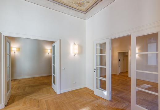 Elegantiška rezidencija istorinio pastato pirmame aukšte su freskomis ištapytomis lubomis ir panoraminiais vaizdais Image 8