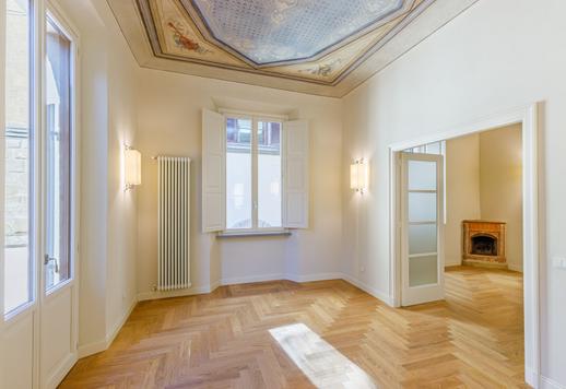 Elegantiška rezidencija istorinio pastato pirmame aukšte su freskomis ištapytomis lubomis ir panoraminiais vaizdais Image 9