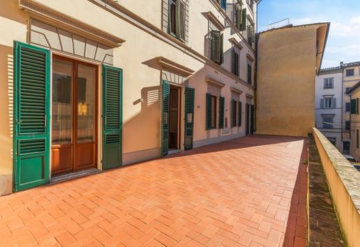 Elegantiška rezidencija istorinio pastato pirmame aukšte su freskomis ištapytomis lubomis ir panoraminiais vaizdais Image 3