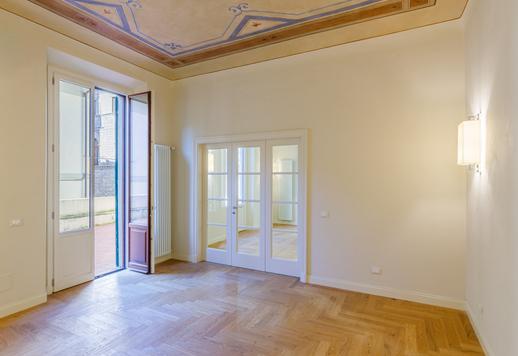 Elegantiška rezidencija istorinio pastato pirmame aukšte su freskomis ištapytomis lubomis ir panoraminiais vaizdais Image 4