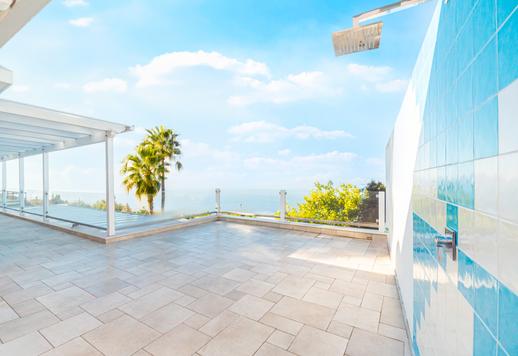 Элегантная вилла в 480 кв.м. с флигелем, террасой с видом на море, лесом и частным садом. Image 6