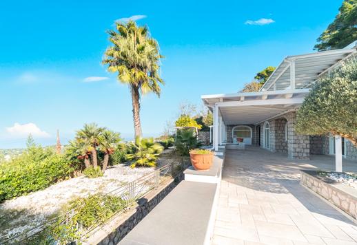 Элегантная вилла в 480 кв.м. с флигелем, террасой с видом на море, лесом и частным садом. Image 4