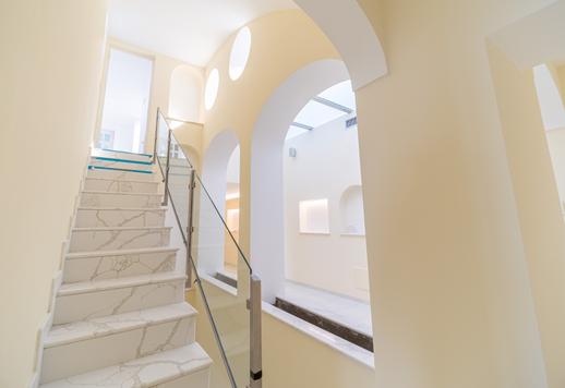 Элегантная вилла в 480 кв.м. с флигелем, террасой с видом на море, лесом и частным садом. Image 9