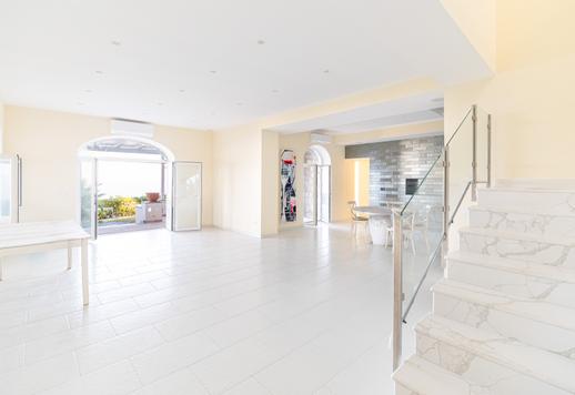 Элегантная вилла в 480 кв.м. с флигелем, террасой с видом на море, лесом и частным садом. Image 7