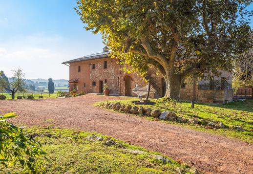770 m² groot perceel met twee gebouwen en vier hectare grond, biologische moestuinen, olijfgaarden, wijngaarden en helikopterplatforms Image 4