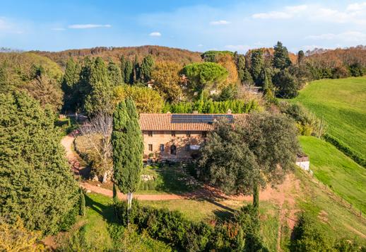 770 m² groot perceel met twee gebouwen en vier hectare grond, biologische moestuinen, olijfgaarden, wijngaarden en helikopterplatforms Image 1