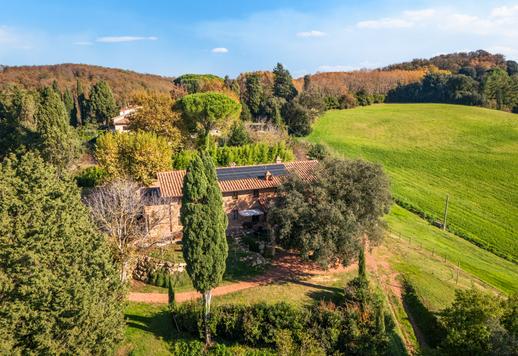 770 m² groot perceel met twee gebouwen en vier hectare grond, biologische moestuinen, olijfgaarden, wijngaarden en helikopterplatforms Image 2