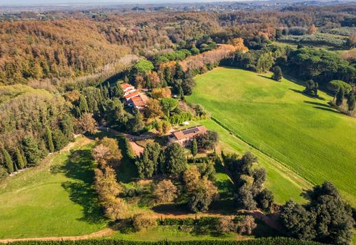 770 m² groot perceel met twee gebouwen en vier hectare grond, biologische moestuinen, olijfgaarden, wijngaarden en helikopterplatforms Image 3