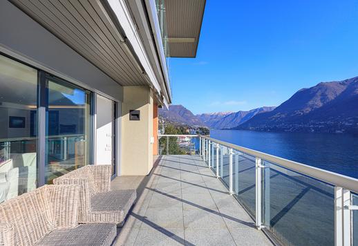 A tekintélyes tóparti Como városában egy különálló, 400 négyzetméteres villa, három oldalról tóra néző kilátással és három bejárattal. Image 1