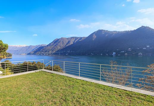 A tekintélyes tóparti Como városában egy különálló, 400 négyzetméteres villa, három oldalról tóra néző kilátással és három bejárattal. Image 4