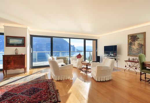 A tekintélyes tóparti Como városában egy különálló, 400 négyzetméteres villa, három oldalról tóra néző kilátással és három bejárattal. Image 9