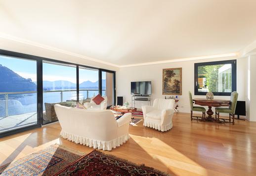 A tekintélyes tóparti Como városában egy különálló, 400 négyzetméteres villa, három oldalról tóra néző kilátással és három bejárattal. Image 8