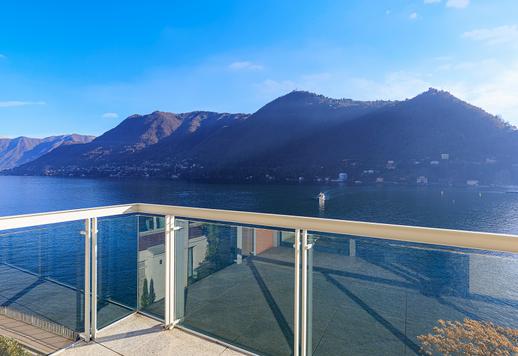 A tekintélyes tóparti Como városában egy különálló, 400 négyzetméteres villa, három oldalról tóra néző kilátással és három bejárattal. Image 3