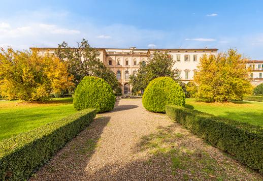 Prestigious 600-sqm estate on the piano nobile of a historical building with views of the garden Image 5