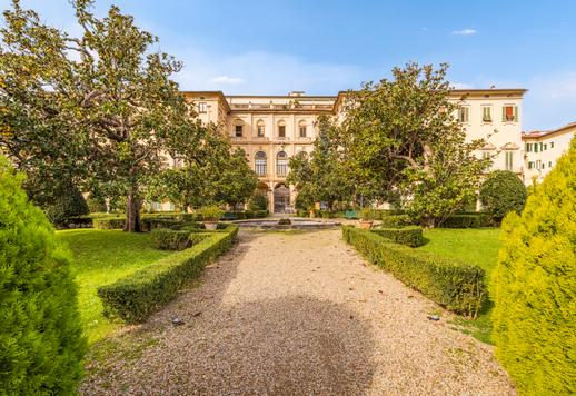 Prestigious 600-sqm estate on the piano nobile of a historical building with views of the garden Image 6