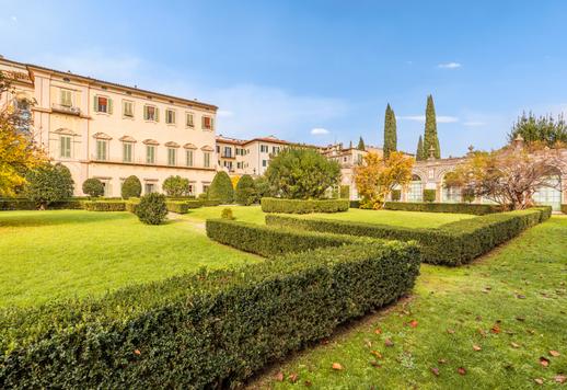 Prestigious 600-sqm estate on the piano nobile of a historical building with views of the garden Image 7