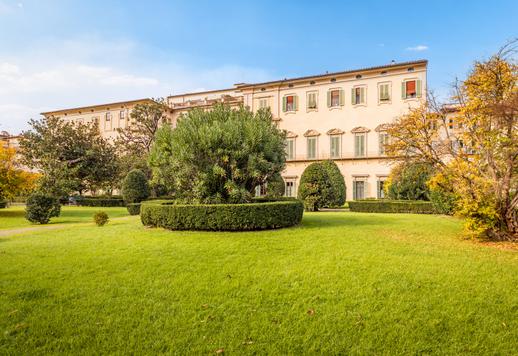 Prestigious 600-sqm estate on the piano nobile of a historical building with views of the garden Image 8