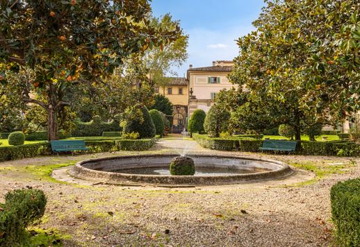 Prestigious 600-sqm estate on the piano nobile of a historical building with views of the garden Image 9