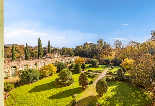 Prestigious 600-sqm estate on the piano nobile of a historical building with views of the garden Image 4