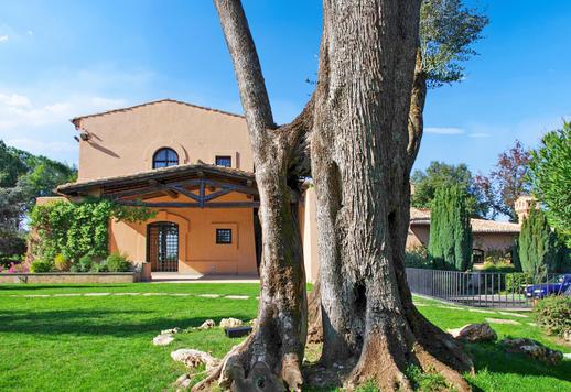 Villa esclusiva con piscina, ulivi secolari e finiture di pregio in vendita in un borgo alle porte di Roma Image 3