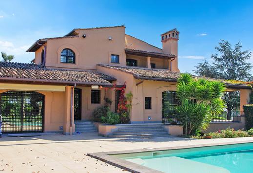 Villa esclusiva con piscina, ulivi secolari e finiture di pregio in vendita in un borgo alle porte di Roma Image 1