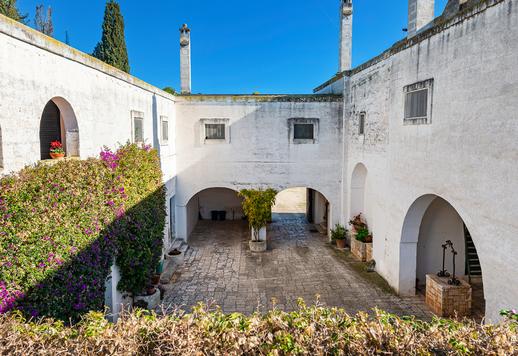 Villa histórica de 2400 m² con vistas al mar, iglesia privada y viñedo en Torre Guaceto. Image 5
