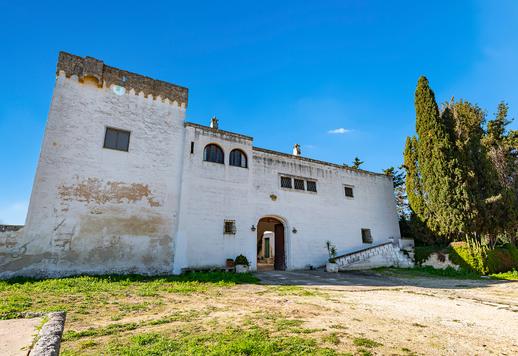 Villa histórica de 2400 m² con vistas al mar, iglesia privada y viñedo en Torre Guaceto. Image 4