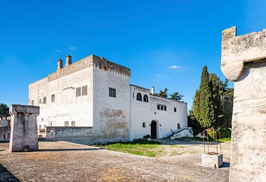 Villa histórica de 2400 m² con vistas al mar, iglesia privada y viñedo en Torre Guaceto. Image 3