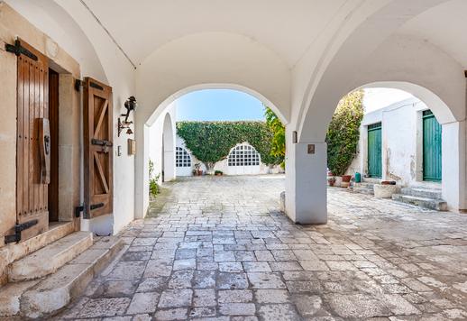 Villa histórica de 2400 m² con vistas al mar, iglesia privada y viñedo en Torre Guaceto. Image 8