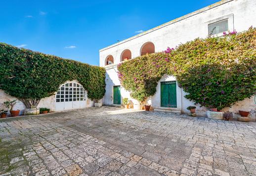 Villa histórica de 2400 m² con vistas al mar, iglesia privada y viñedo en Torre Guaceto. Image 7
