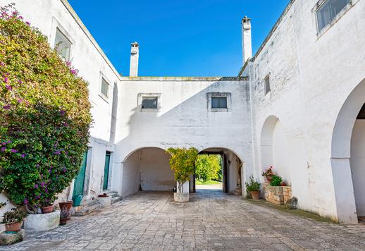 Villa histórica de 2400 m² con vistas al mar, iglesia privada y viñedo en Torre Guaceto. Image 6