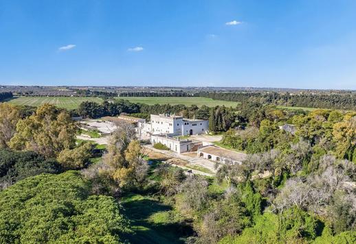 Villa histórica de 2400 m² con vistas al mar, iglesia privada y viñedo en Torre Guaceto. Image 2