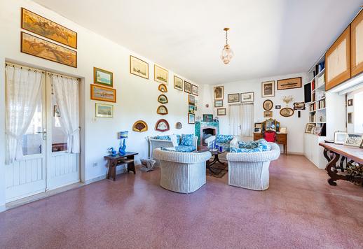 Villa histórica de 2400 m² con vistas al mar, iglesia privada y viñedo en Torre Guaceto. Image 9
