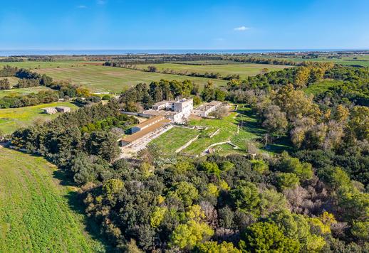 Villa histórica de 2400 m² con vistas al mar, iglesia privada y viñedo en Torre Guaceto. Image 1