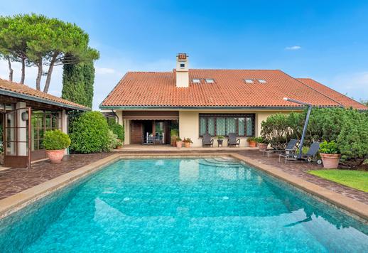 Elegáns birtok medencével és teniszpályával, panorámás helyen Image 1