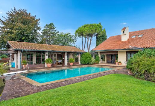 Elegáns birtok medencével és teniszpályával, panorámás helyen Image 2