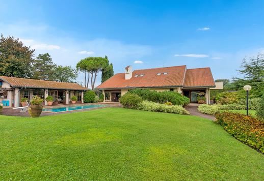 Elegáns birtok medencével és teniszpályával, panorámás helyen Image 4