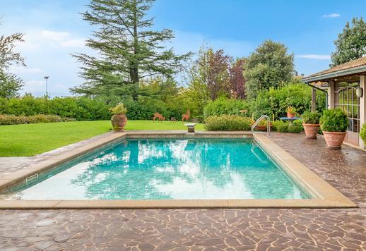 Elegáns birtok medencével és teniszpályával, panorámás helyen Image 3