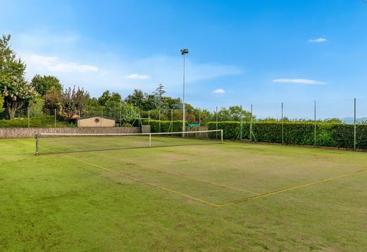 Elegáns birtok medencével és teniszpályával, panorámás helyen Image 5