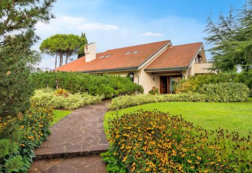 Elegáns birtok medencével és teniszpályával, panorámás helyen Image 6