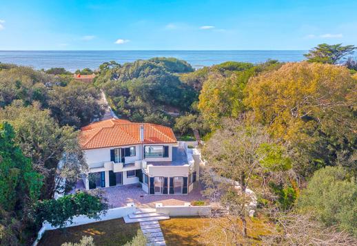 400 kv. m ploto dviejų aukštų rezidencija su penkiais miegamaisiais, šešiais vonios kambariais, SPA, privačiu paplūdimiu, tiesiogine prieiga prie ežero ir 10 000 kv. m ploto parku UNESCO biosferos rezervate. Image 1