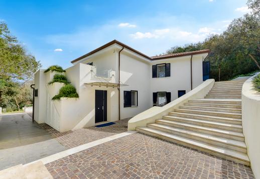 400 kv. m ploto dviejų aukštų rezidencija su penkiais miegamaisiais, šešiais vonios kambariais, SPA, privačiu paplūdimiu, tiesiogine prieiga prie ežero ir 10 000 kv. m ploto parku UNESCO biosferos rezervate. Image 6